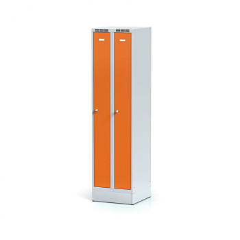 Šatní skříň úzká, sokl, svařovaná, 2x oranžová dv./korp. šedá, zámek cylindrický