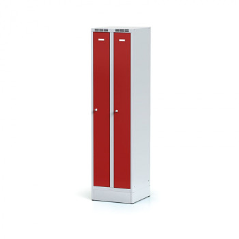 Šatní skříň úzká, sokl, svařovaná, 2x červená dv./korp. šedá, zámek cylindrický