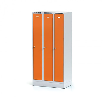 Šatní skříň, sokl, svařovaná, 3x oranžová dv./korp. šedá, zámek cylindrický