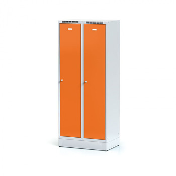Šatní skříň s mezistěnou, sokl, svařovaná, 2x oranžová dv./korp. šedá, zámek cylindrický
