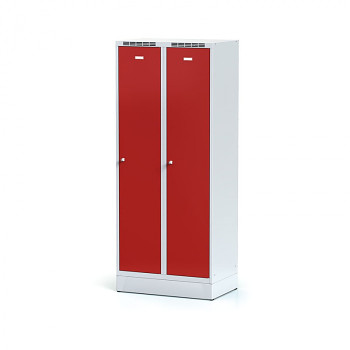 Šatní skříň s mezistěnou, sokl, svařovaná, 2x červená dv./korp. šedá, zámek cylindrický