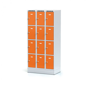 Šatní skříň boxová, sokl, svařovaná, 12x oranžová dv./korp. šedá, zámek otočný