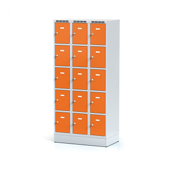 Šatní skříň boxová, sokl, svařovaná, 15x oranžová dv./korp. šedá, zámek cylindrický