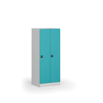 Šatní skříňka snížená, 2 oddíly, 1500 x 600 x 500 mm, zámek s čtečkou RFID karet, zelené dveře