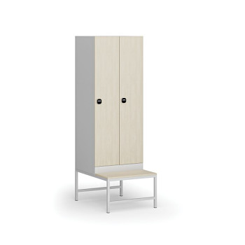 Šatní skříňka s lavičkou, 2 oddíly, 1875 x 600 x 500/800 mm, zámek s čtečkou RFID karet, laminované dveře, bříza