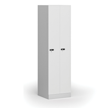 Zúžená kovová šatní skříňka S1, 2 oddíly, 1850 x 500 x 500 mm, mechanický kódový zámek, laminované dveře, bílá