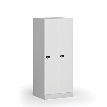 Snížená šatní skříňka S1, 2 oddíly, 1500 x 600 x 500 mm, mechanický kódový zámek, laminované dveře, bílá
